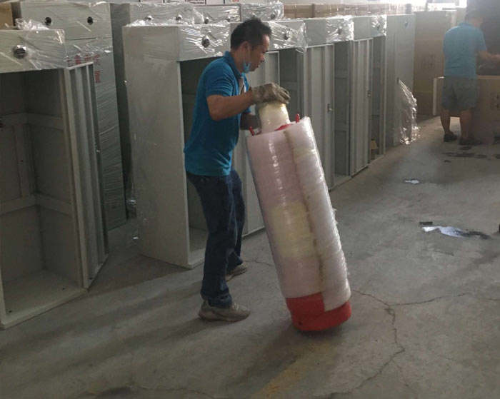 柜式七氟丙烷滅火裝置包裝搬運(yùn)裝車現(xiàn)場