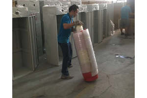 柜式七氟丙烷滅火裝置包裝搬運(yùn)裝車現(xiàn)場